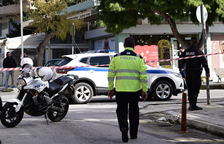 Αστυνομικοί έχουν αποκλείσει το σημείο όπου έπεσαν οι πυροβολισμοί, στη συμβολή των οδών Μικράς Ασίας και Λευκωσίας στη Γλυφάδα (φωτ.: EUROKINISSI / Μιχάλης Καραγιάννης)