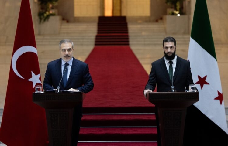 Από αριστερά, ο Χακάν Φιντάν και ο Άχμαντ αλ Σάρα στη διάρκεια της κοινής συνέντευξης Τύπου στη Δαμασκό (φωτ. αρχείου: Γραφείο Τύπου Υπουργείου Εξωτερικών της Τουρκίας)