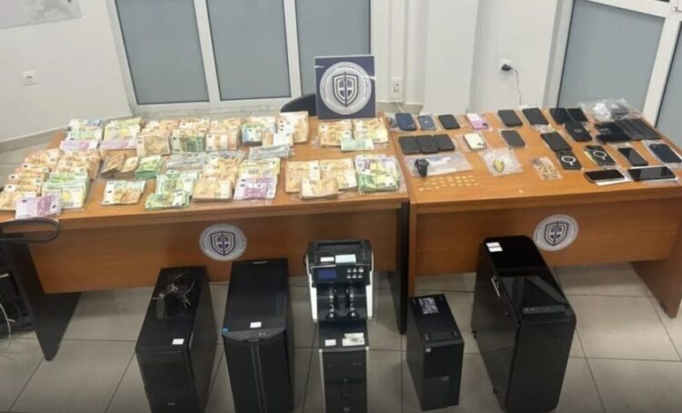 Μετρητά και ηλεκτρονικοί υπολογιστές που κατασχέθηκαν από τους συλληφθέντες (φωτ.: glomex)