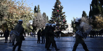 Δύναμη των ΜΑΤ στο Σύνταγμα στο πλαίσιο της μαθητικής-φοιτητικής πορείας για τα 15 χρόνια από τη δολοφονία του Αλέξανδρου Γρηγορόπουλου (φωτ.: EUROKINISSI / Κώστας Τζούμας)