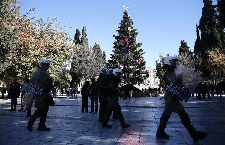 Δύναμη των ΜΑΤ στο Σύνταγμα στο πλαίσιο της μαθητικής-φοιτητικής πορείας για τα 15 χρόνια από τη δολοφονία του Αλέξανδρου Γρηγορόπουλου (φωτ.: EUROKINISSI / Κώστας Τζούμας)