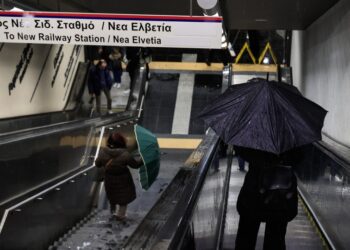 Θεσσαλονικείς κατεβαίνουν στο μετρό εν μέσω καταιγίδας (φωτ.: EUROKINISSI / Γιώργος Κονταρίνης)