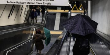 Θεσσαλονικείς κατεβαίνουν στο μετρό εν μέσω καταιγίδας (φωτ.: EUROKINISSI / Γιώργος Κονταρίνης)