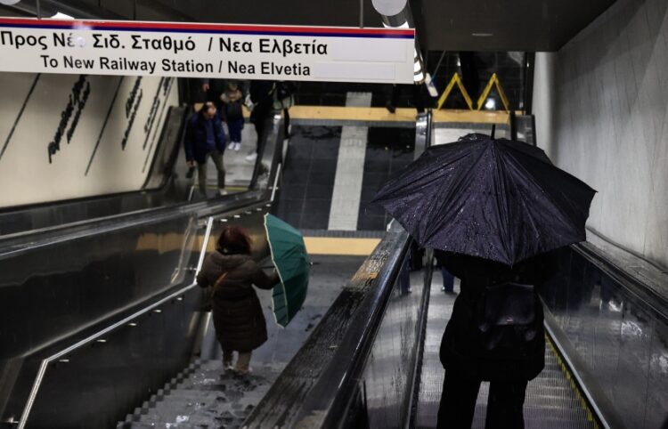 Θεσσαλονικείς κατεβαίνουν στο μετρό εν μέσω καταιγίδας (φωτ.: EUROKINISSI / Γιώργος Κονταρίνης)