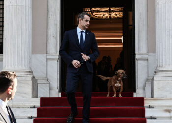 Ο Κυριάκος Μητσοτάκης στα σκαλιά του Μαξίμου (φωτ.: EUROKINISSI / Τατιάνα Μπόλαρη)