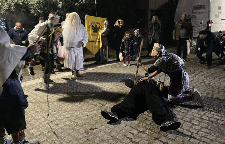 Οι Μωμόγεροι στο Πάρκο Κομοτηνής (φωτ.: Facebook / Αντιδημαρχία Πολιτισμού και Νέας Γενιάς)