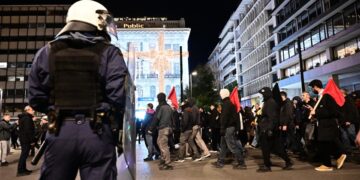 Αστυνομικός στη διάρκεια της περσινής πορείας για τον Αλέξανδρο Γρηγορόπουλο στο Σύνταγμα (φωτ.: EUROKINISSI/Μιχάλης Καραγιάννης)