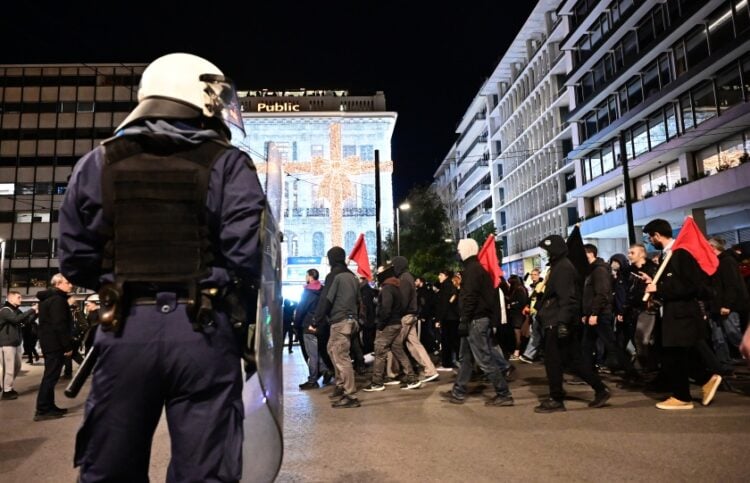 Αστυνομικός στη διάρκεια της περσινής πορείας για τον Αλέξανδρο Γρηγορόπουλο στο Σύνταγμα (φωτ.: EUROKINISSI/Μιχάλης Καραγιάννης)