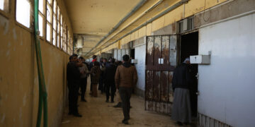 Σύροι αναζητούν συγγενείς τους που πιστεύεται ότι κρατούνταν σε μυστικά κελιά της φυλακής Σεντνάγια της Δαμασκού (φωτ.: EPA / Mohammed al Rifai)