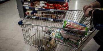 Καταναλωτής ψωνίζει σε σουπερμάρκετ (φωτ.: EUROKINISSI/Τατιάνα Μπόλαρη)
