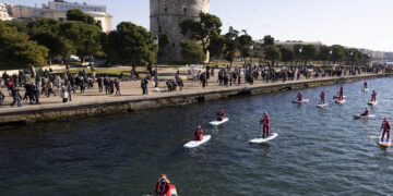 Κωπηλάτες που κάνουν SUP ντυμένοι με στολή Άγιου Βασίλη στον Θερμαϊκό Κόλπο, στο πλαίσιο του 4ου Santa SUP 2024 (φωτ.: ΑΠΕ-ΜΠΕ / Αχιλλέας Χήρας)