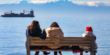 Ο χιονισμένος Όλυμπος από την παραλία της Θεσσαλονίκης, σε μια ηλιόλουστη μέρα (φωτ.: ΜΟΤΙΟΝΤΕΑΜ / Βασίλης Βερβερίδης)