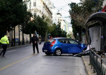 Αυτοκίνητο έπεσε πάνω σε στάση στην οδό Σταδίου, στο κέντρο της Αθήνας (φωτ. αρχείου: EUROKINISSI/Γιώργος Κονταρίνης)