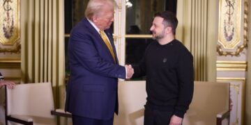 Από αριστερά, ο Ντόναλντ Τραμπ σφίγγει το χέρι του Βολοντίμιρ Ζελένσκι (φωτ.: Χ/Volodymyr Zelenskyy / Володимир Зеленський)