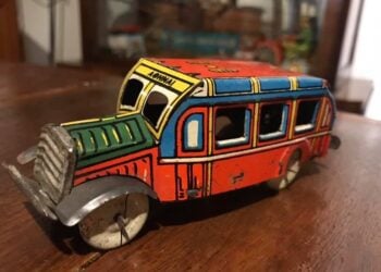 Τσίγκινο συρόμενο λεωφορείο του Ανανία Ανανιάδη. Προορισμός «ΑΘΗΝΑΙ». Κατασκευάστηκε το 1950 και είναι χρωμολιθογραφία σε τσίγκο (πηγή: facebook.com/profile.php?id=100057228169372/ Volos Greek toys Museum)