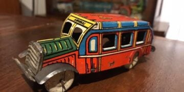 Τσίγκινο συρόμενο λεωφορείο του Ανανία Ανανιάδη. Προορισμός «ΑΘΗΝΑΙ». Κατασκευάστηκε το 1950 και είναι χρωμολιθογραφία σε τσίγκο (πηγή: facebook.com/profile.php?id=100057228169372/ Volos Greek toys Museum)