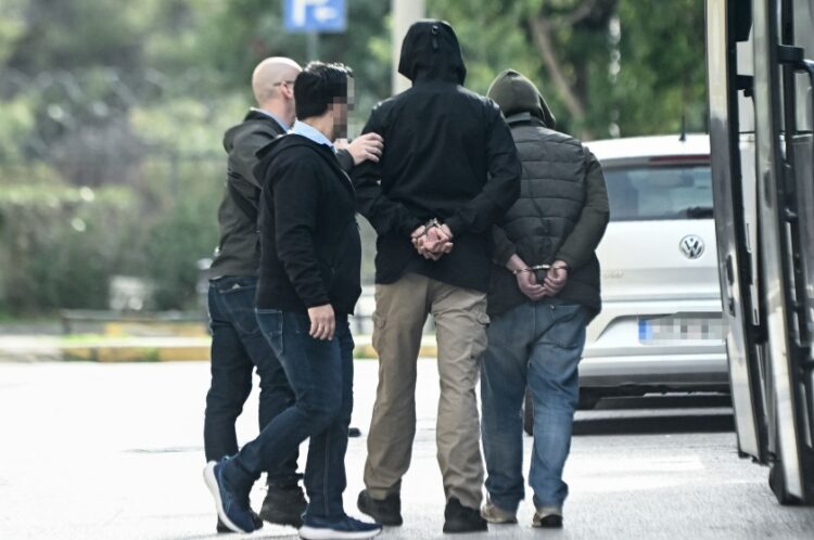 Στον εισαγγελέα οι συλληφθέντες για εμπλοκή σε κύκλωμα προστασίας και απάτης σε βάρος του Δημοσίου (φωτ.: Eurokinissi / Κώστας Τζούμας)