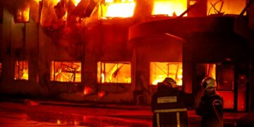 Πυρκαγιά σε αποθηκευτικό χώρο εργοστασίου στο Κορωπί (φωτ.: Eurokinissi)