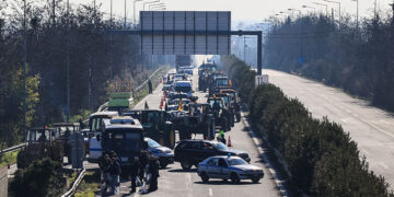 Από την κινητοποίηση των αγροτών στον κόμβο της Γυρτώνης (φωτ.: EUROKINISSI)