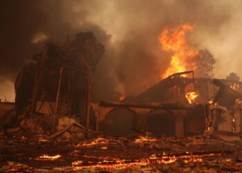 Εκκλησία έχει παραδοθεί στις φλόγες στη γειτονιά Πασίφικ Πάλισεϊντς, στο Λος Άντζελες (φωτ.: EPA/Allison Dinner)