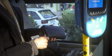 Ακυρωτικό μηχάνημα σε λεωφορείο στην Αθήνα (φωτ.: EUROKINISSI / Γιάννης Παναγόπουλος)