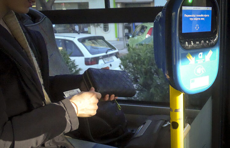 Ακυρωτικό μηχάνημα σε λεωφορείο στην Αθήνα (φωτ.: EUROKINISSI / Γιάννης Παναγόπουλος)