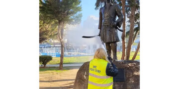 Στιγμιότυπο από το βίντεο καθαρισμού του αγάλματος (πηγή: facebook / Teo Katsoukas)