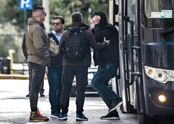 Από τη μεταφορά των συλληφθέντων στον εισαγγελέα (φωτ.: EUROKINISSI / Κώστας Τζούμας)