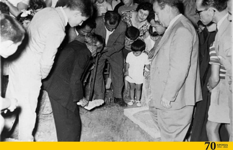 1961: Επί προεδρίας Βαγγέλη Κοτρίδη θεμελιώνεται η στέγη της Ένωσης Ποντίων Μελισσίων. Τον θεμέλιο λίθο τοποθετεί πιθανότατα ο μεγάλος ευεργέτης Π. Τσιμπρικίδης. Εικονίζονται μεταξύ άλλων: Γ. Καλαϊτζίδης, Σπ. Τσιμπρικίδης, Β. Κοτρίδης, Μ. Εμμανουηλίδης, Σ. Ιωαννίδης (πηγή: Ημερολόγιο 2025, «Αφιέρωμα στους πρωτεργάτες»)