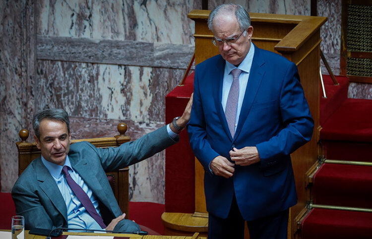 Κυριάκος Μητσοτάκης και Κώστας Τασούλας στα κυβερνητικά έδρανα (φωτ.: EUROKINISSI / Γιώργος Κονταρίνης)
