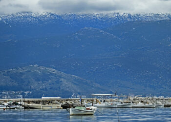 Χιονισμένες οι βουνοκορυφές πάνω από την πόλη του Ναυπλίου (φωτ.: ΑΠΕ-ΜΠΕ / Ευάγγελος Μπουγιώτης)