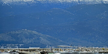 Χιονισμένες οι βουνοκορυφές πάνω από την πόλη του Ναυπλίου (φωτ.: ΑΠΕ-ΜΠΕ / Ευάγγελος Μπουγιώτης)