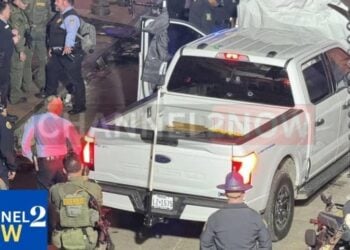 Το άσπρο αυτοκίνητο που έπεσε πάνω στο πλήθος εγκαταλείφθηκε από τον οδηγό του (φωτ.: channel2now)