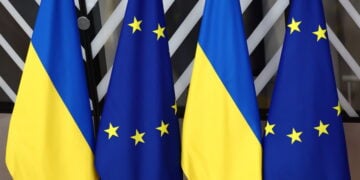 Οι σημαίες της ΕΕ και της Ουκρανίας στην έδρα του Συμβουλίου στις Βρυξέλλες (φωτ.: ΕPA / Stefanie Le Cocq)