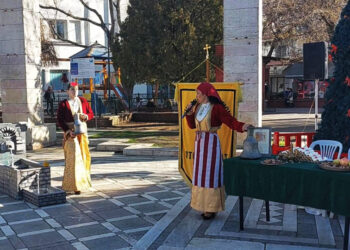 Κορίτσι στη βρύση που τοποθετήθηκε στην κεντρική πλατεία της Πτολεμαΐδας για την αναπαράσταση του ποντιακού εθίμου (φωτ.: e-ptolemeos.gr)