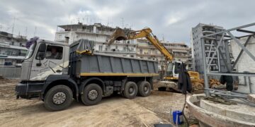 Συνεργεία του δήμου Θεσσαλονίκης πραγματοποιούν εργασίες στο σημείο (φωτ.: ΑΠΕ-ΜΠΕ)