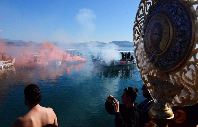 Αγιασμός των υδάτων στη Νέα Κίο Αργολίδας (φωτ.: EUROKINISSI / Βασίλης Παπαδόπουλος)