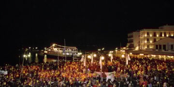 Ένα πύρινο ποτάμι στο λιμάνι της Τήνου, στις 30 Ιανουαρίου (φωτ.: αρχείο EUROKINISSI)