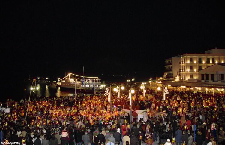 Ένα πύρινο ποτάμι στο λιμάνι της Τήνου, στις 30 Ιανουαρίου (φωτ.: αρχείο EUROKINISSI)