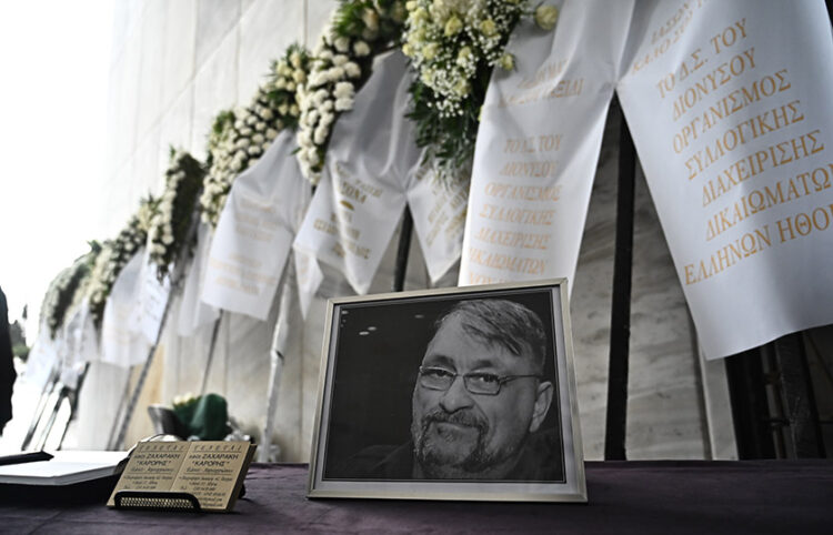 Κηδεία του δημοσιογράφου και κριτικού κινηματογράφου Ιάσονα Τριανταφυλλίδη, από το Α' Νεκροταφείο Αθηνών (φωτ.: EUROKINISSI / Κώστας Τζούμας)