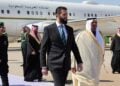 O προσωρινός πρόεδρος της Συρίας Αχμέντ αλ Σάρα κατά την άφιξή του στη Σαουδική Αραβία, στο πρώτο ταξίδι του στο εξωτερικό (φωτ. αρχείου: EPA/Προεδρία της Συρίας)
