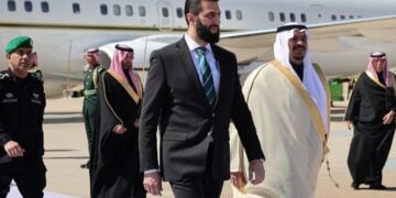 O προσωρινός πρόεδρος της Συρίας Αχμέντ αλ Σάρα κατά την άφιξή του στη Σαουδική Αραβία, στο πρώτο ταξίδι του στο εξωτερικό (φωτ. αρχείου: EPA/Προεδρία της Συρίας)