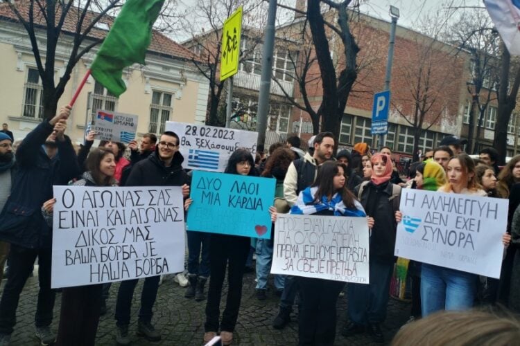Σέρβοι και Έλληνες φοιτητές έξω από την ελληνική πρεσβεία στο Βελιγράδι τιμούν τη μνήμη των 57 θυμάτων της τραγωδίας των Τεμπών (φωτ.: x.com/IgorMitrovic100)