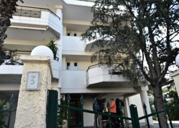 Έκρηξη από αυτοσχέδιο εμπρηστικό μηχανισμό, αποτελούμενο από γκαζάκια, εύφλεκτο υλικό και κροτίδα, στην είσοδο σε πολυκατοικίας επί της οδού Έκτορος, στην Βάρκιζα, Τετάρτη 26 Φεβρουαρίου 2025 στην οποία διατηρεί διαμέρισμα η ευρωβουλευτής της Ν.Δ. Ελίζα Βόζεμπεργκ (φωτ.: Eurokonissi/Κώστας Τζούμας)