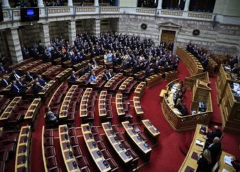 Οι βουλευτές της ΝΔ χειροκροτούν στην ανακοίνωση των αποτελεσμάτων της ονομαστικής ψηφοφορίας για την εκλογή του Κώστα Τασούλα, στο αξίωμα του προέδρου της Δημοκρατίας, ενώ τα έδρανα της αντιπολίτευσης είναι άδεια (φωτ.: Eurokinissi/Γιώργος Κονταρίνης)
