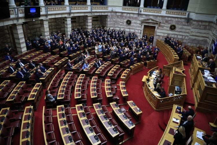 Οι βουλευτές της ΝΔ χειροκροτούν στην ανακοίνωση των αποτελεσμάτων της ονομαστικής ψηφοφορίας για την εκλογή του Κώστα Τασούλα, στο αξίωμα του προέδρου της Δημοκρατίας, ενώ τα έδρανα της αντιπολίτευσης είναι άδεια (φωτ.: Eurokinissi/Γιώργος Κονταρίνης)