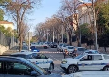 Εικόνα έξω από το γενικό προξενείο της Ρωσίας στη Μασσαλία (πηγή: X/@upuknews1)