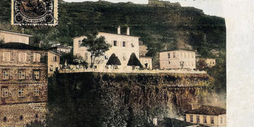 Πάνω δεξιά η Ακρόπολη της Κερασούντας και από κάτω το αρχοντικό του δημάρχου. Επιστολικό δελτάριο της εποχής