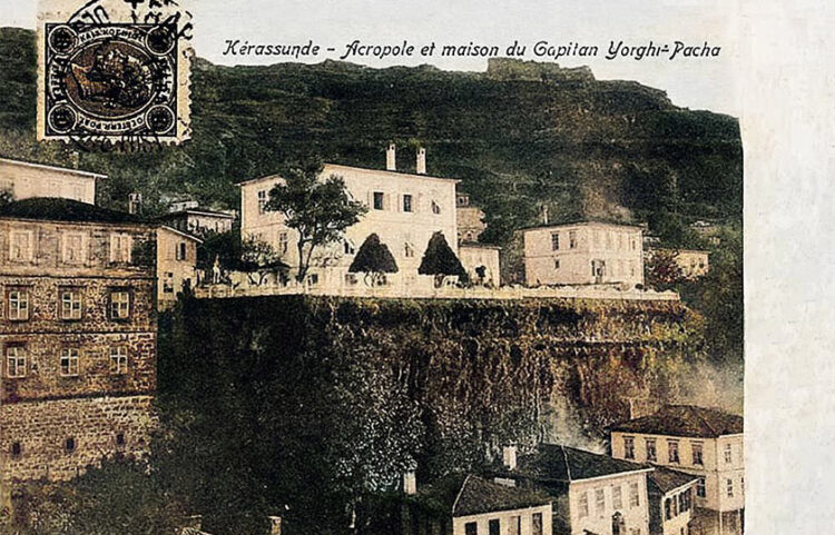Πάνω δεξιά η Ακρόπολη της Κερασούντας και από κάτω το αρχοντικό του δημάρχου. Επιστολικό δελτάριο της εποχής