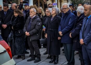 Κηδεία του 39χρονου Βασίλη Καλογήρου από τον ιερό ναό του Αγίου Αχιλλείου στην Λάρισα, Τετάρτη 19 Φεβρουαρίου 2025. Στο μέσο η μητέρα του 39χρονου και εισαγγελέας Λάρισας Σοφία Αποστολάκη (φωτ.: Eurokinissi)